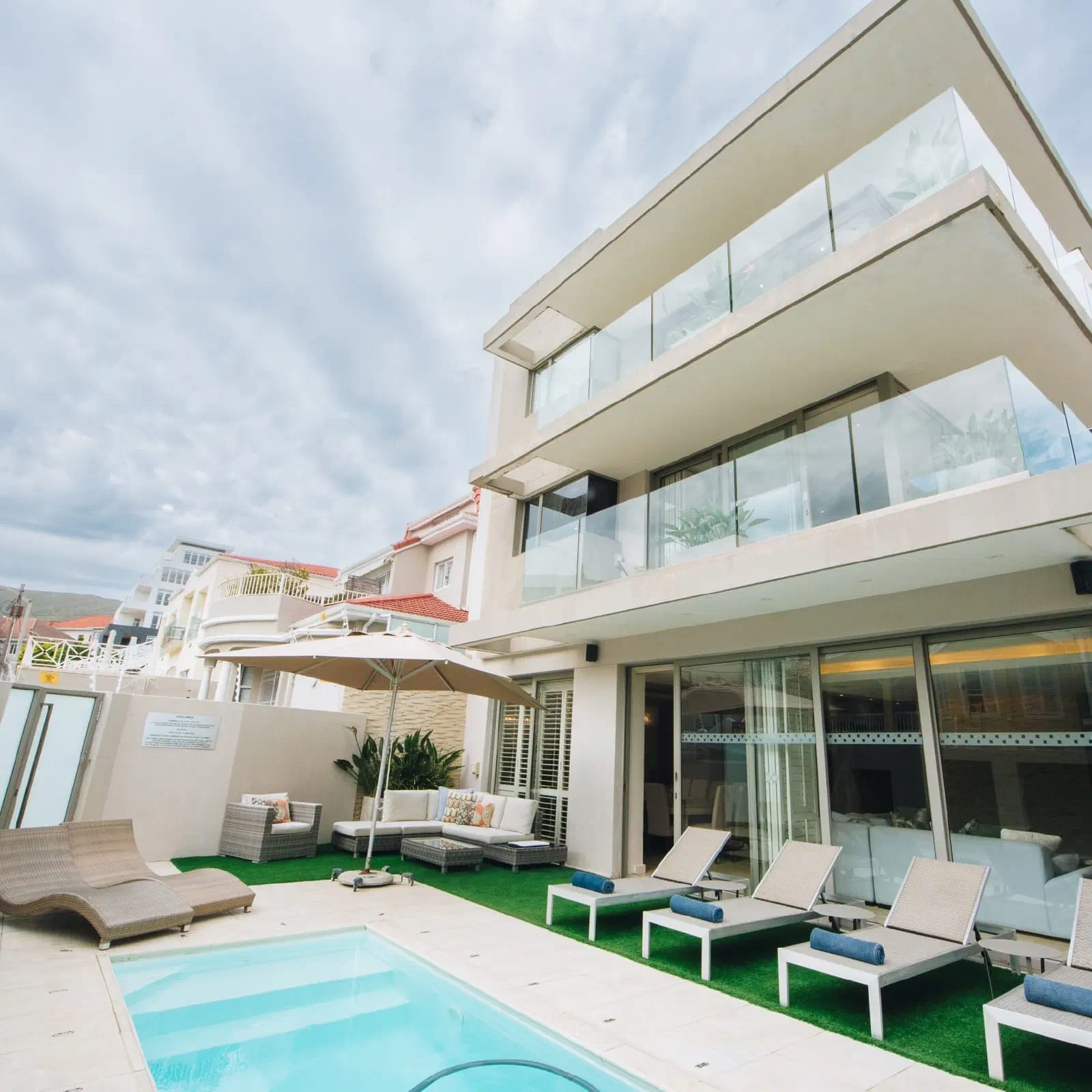 The full house in Bantry Bay